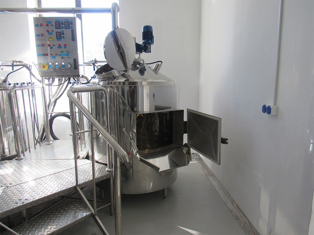 Convenient hatch for unloading spent grain