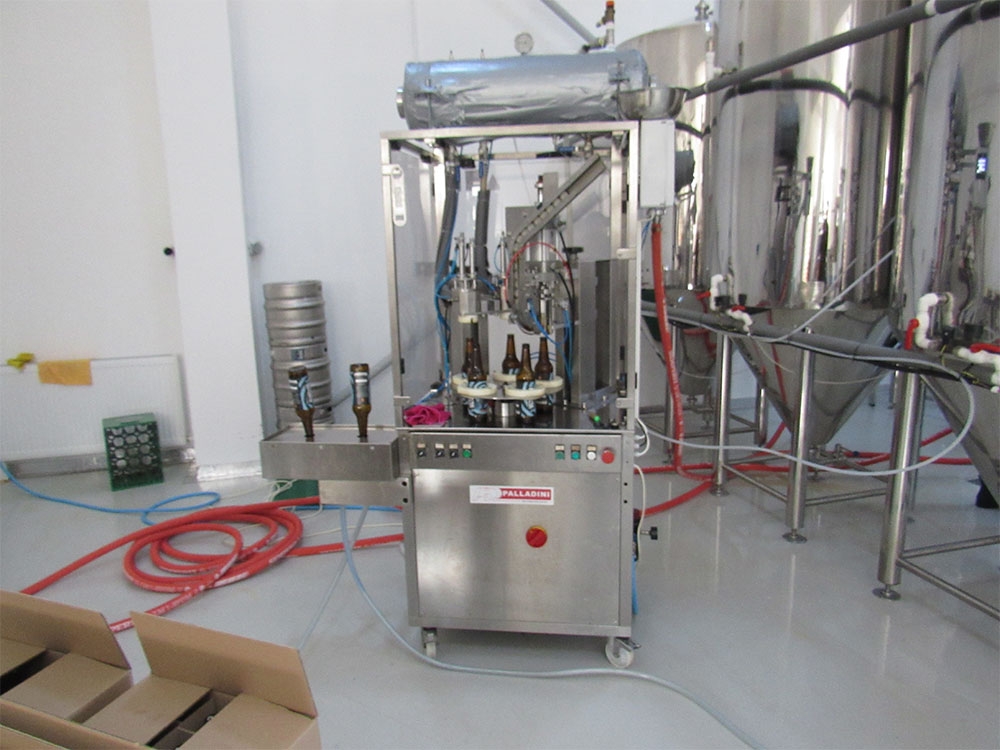 Beer bottle filling unit